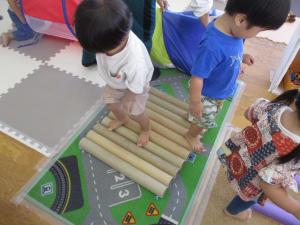 不安定な場所を歩いている子ども1