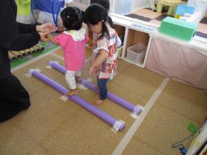 不安定な場所を歩いている子ども2