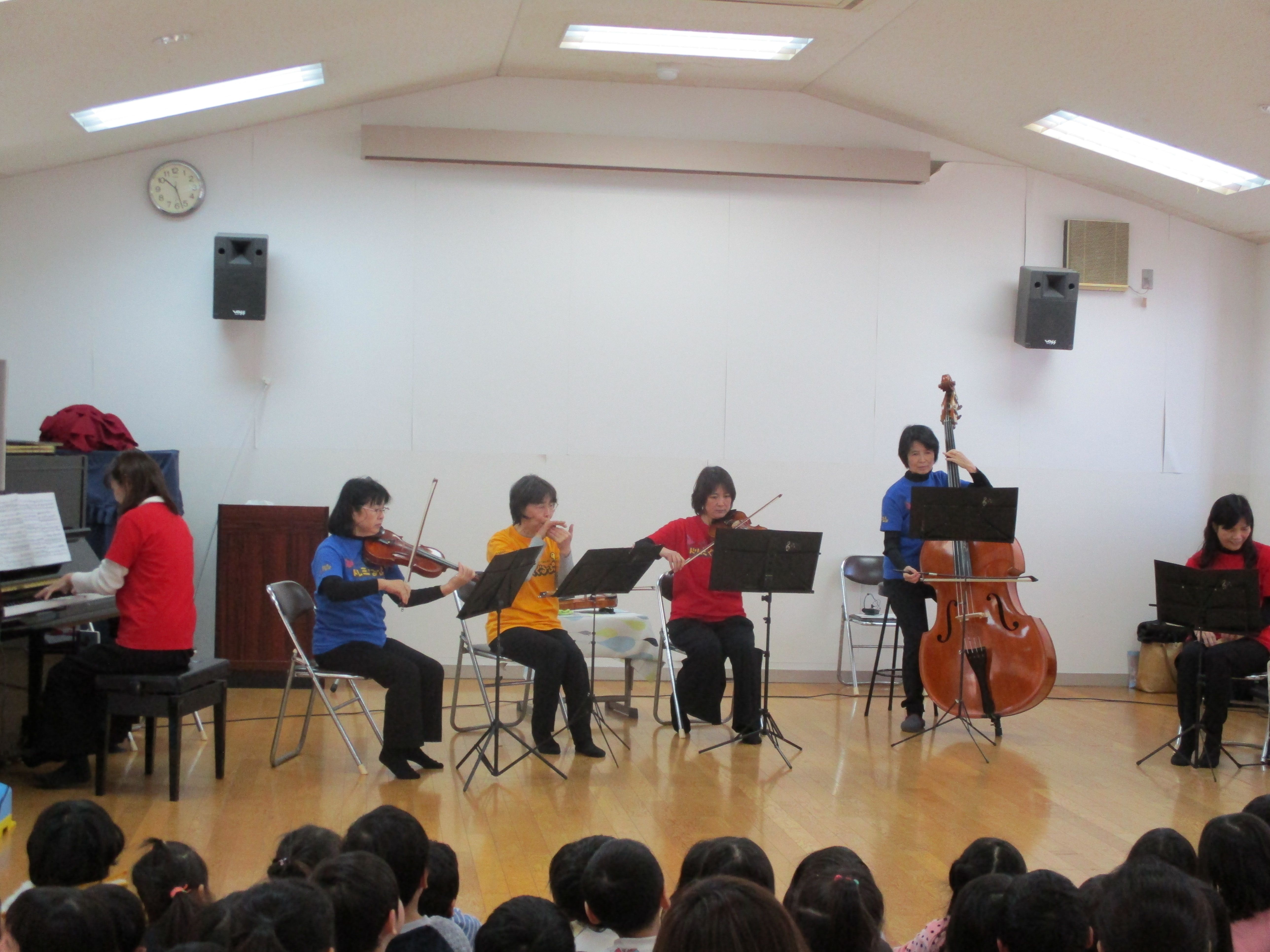ドレミぐるーぷの演奏を聴く子どもたち