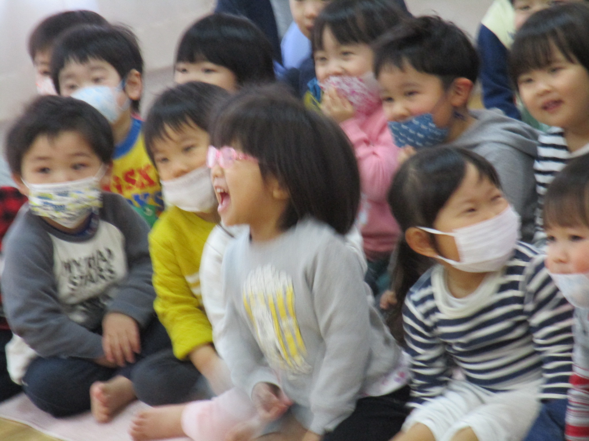 人形劇をみる2歳児