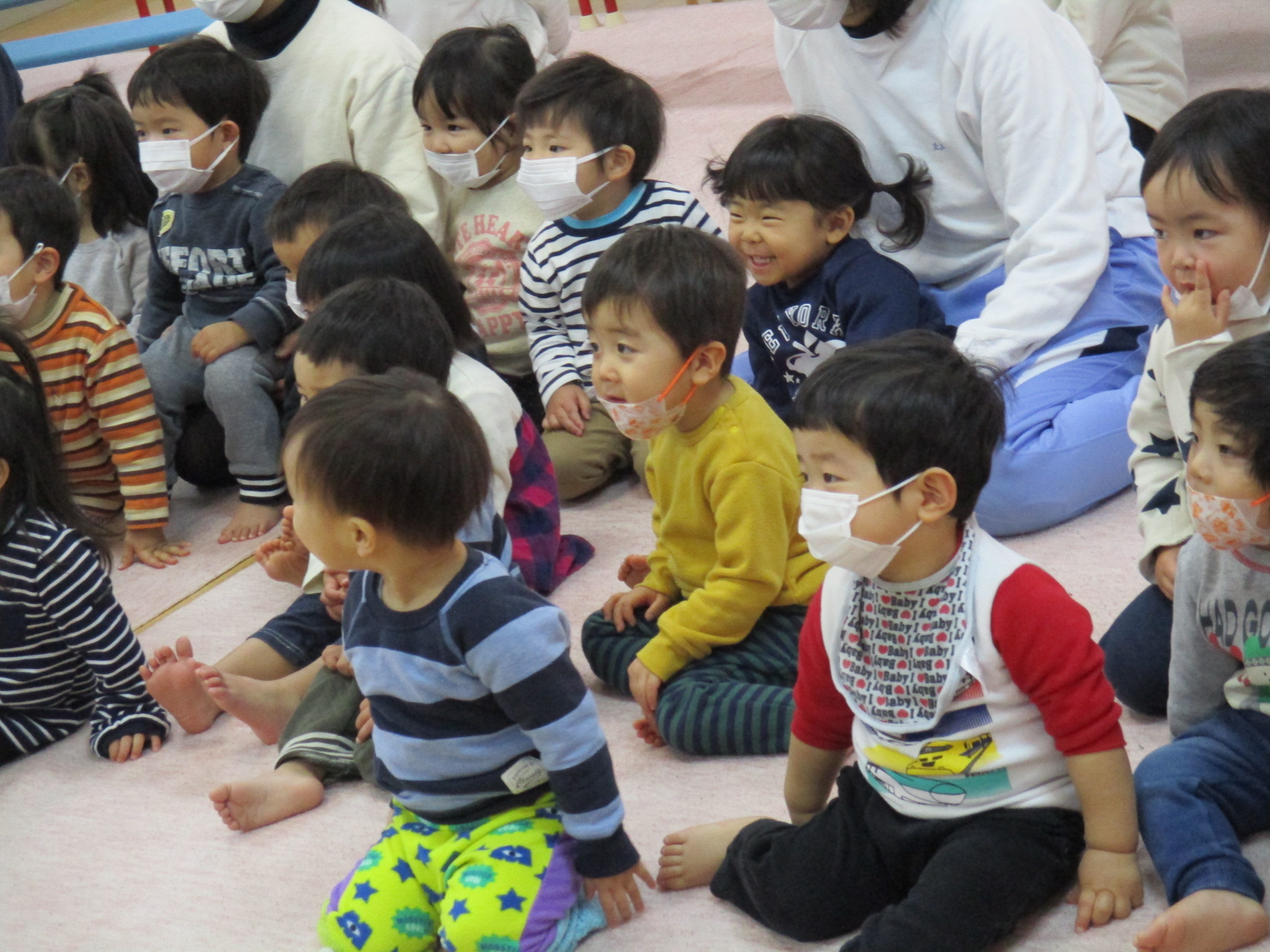 人形劇を見る1歳児