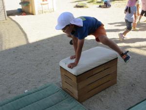 5歳児跳び箱をする様子