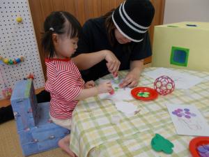 1歳児はお家の方と糊で貼ってぶどうを作りました。