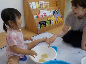 高野豆腐感触遊び2歳児