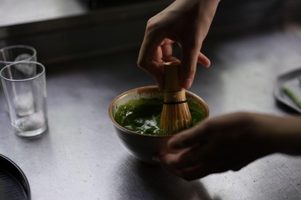お抹茶をたてるさきさん
