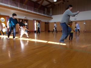 2歳児リトミック　歩いています
