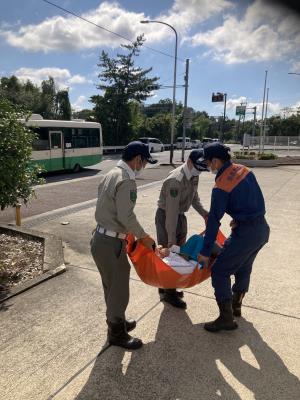救急車の布担架を先生に体験してもらいました。