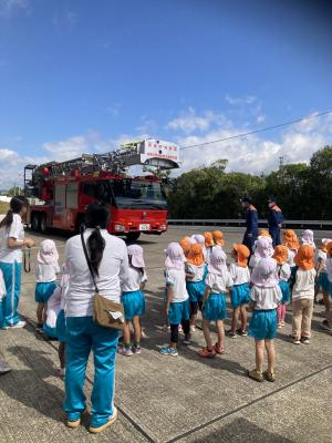 はしご車を見る子供達