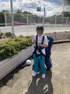 はしご車へ乗る為の安全ベルトを装着している様子