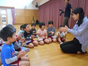 リトミックの先生と挨拶している子ども