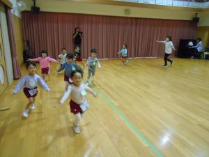 飛行機になって走っている子どもたち