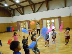スカーフを上に投げている子どもたち
