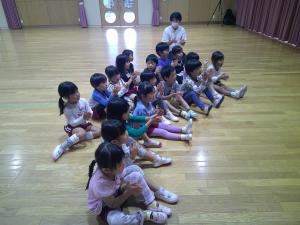 リトミックに参加している4歳児