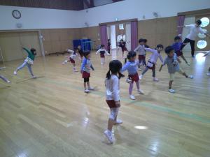 ピアノに合わせて体を動かしているところ