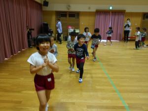忍者歩きをする子ども
