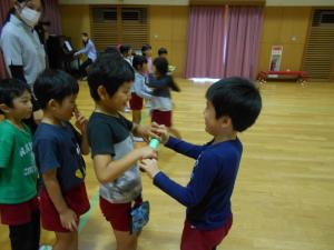 巻物を渡す子ども
