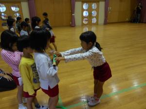 巻物を渡す女の子同士