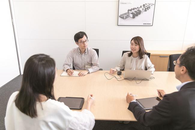 オフィスでの会議の様子