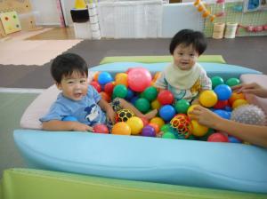 ボールプールで遊んでいます。