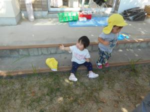 しゃぼん玉をつかもうとしています。
