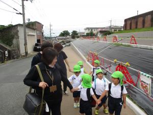バス停まで手をつないであるいています
