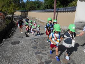 二月堂へ向かって歩いている