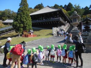 二月堂へ到着した3歳児