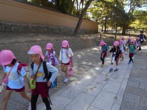 友達と一緒に手をつないで歩いている5歳児