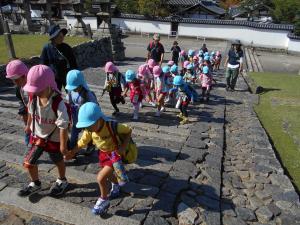 二月堂の階段を上る子ども達