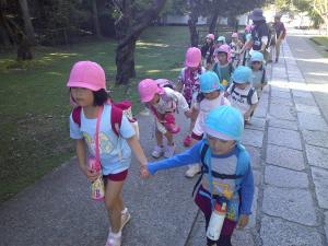 お姉ちゃんと手をつないで歩く4歳児
