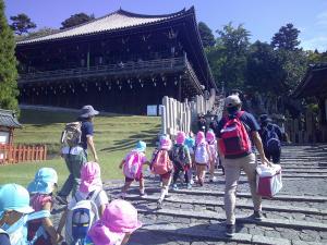 階段を上る4歳児たち
