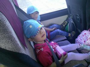 バスに乗っている女の子と男の子