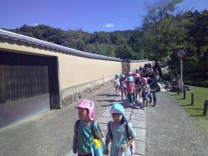 異年齢児で遠足に行っている