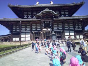 東大寺に向かう子ども達