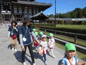 参道を歩く3歳児