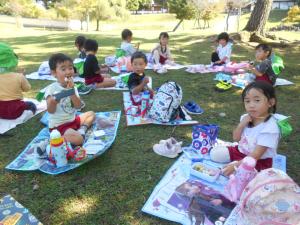 お弁当を食べる3歳児