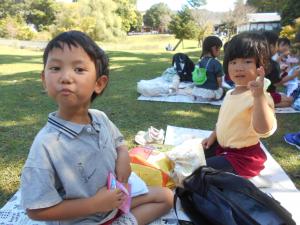 おいしく弁当を食べる子どもたち