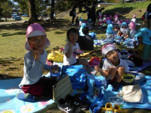 嬉しそうに弁当を食べる幼児組