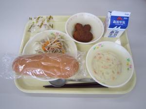 9月17日　パン・牛乳・ハンバーグのケチャップ煮・ごぼうサラダ・枝豆のポタージュ・月見団子