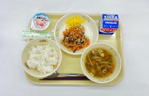 9月19日食育の日【ご飯・牛乳・バラずしの具・錦糸卵・そずり汁・桃ゼリー】