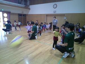 4歳児バレーのアタック