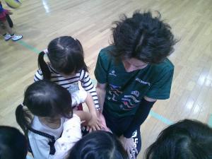 4歳児手の大きさ比べ