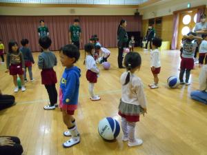 3歳児バレー楽しむ様子