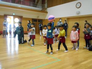 3歳児バレーのアタック