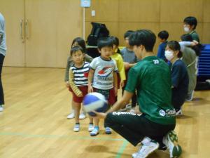 3歳児バレーボール楽しむ様子
