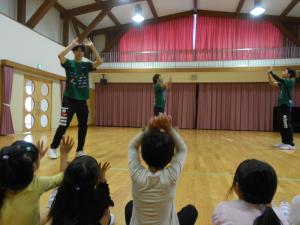 5歳児バレーの真似っこ