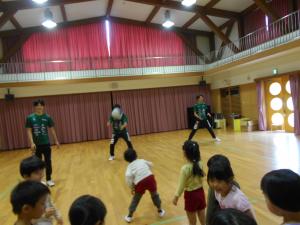5歳児バレーの様子を見ています