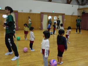 5歳児バレー楽しんでいる