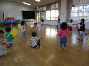 5歳児に教えてもらいながら踊っている姿