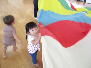 バルーンを持つ子ども